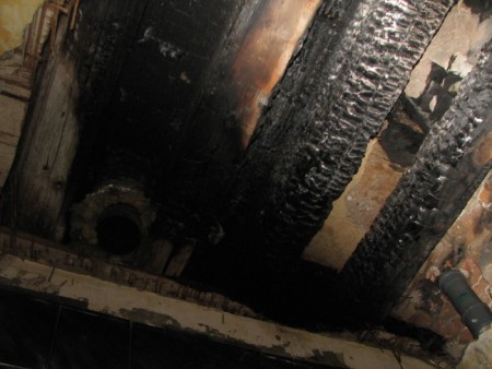 Ogień strwaił drewniane części stropu
